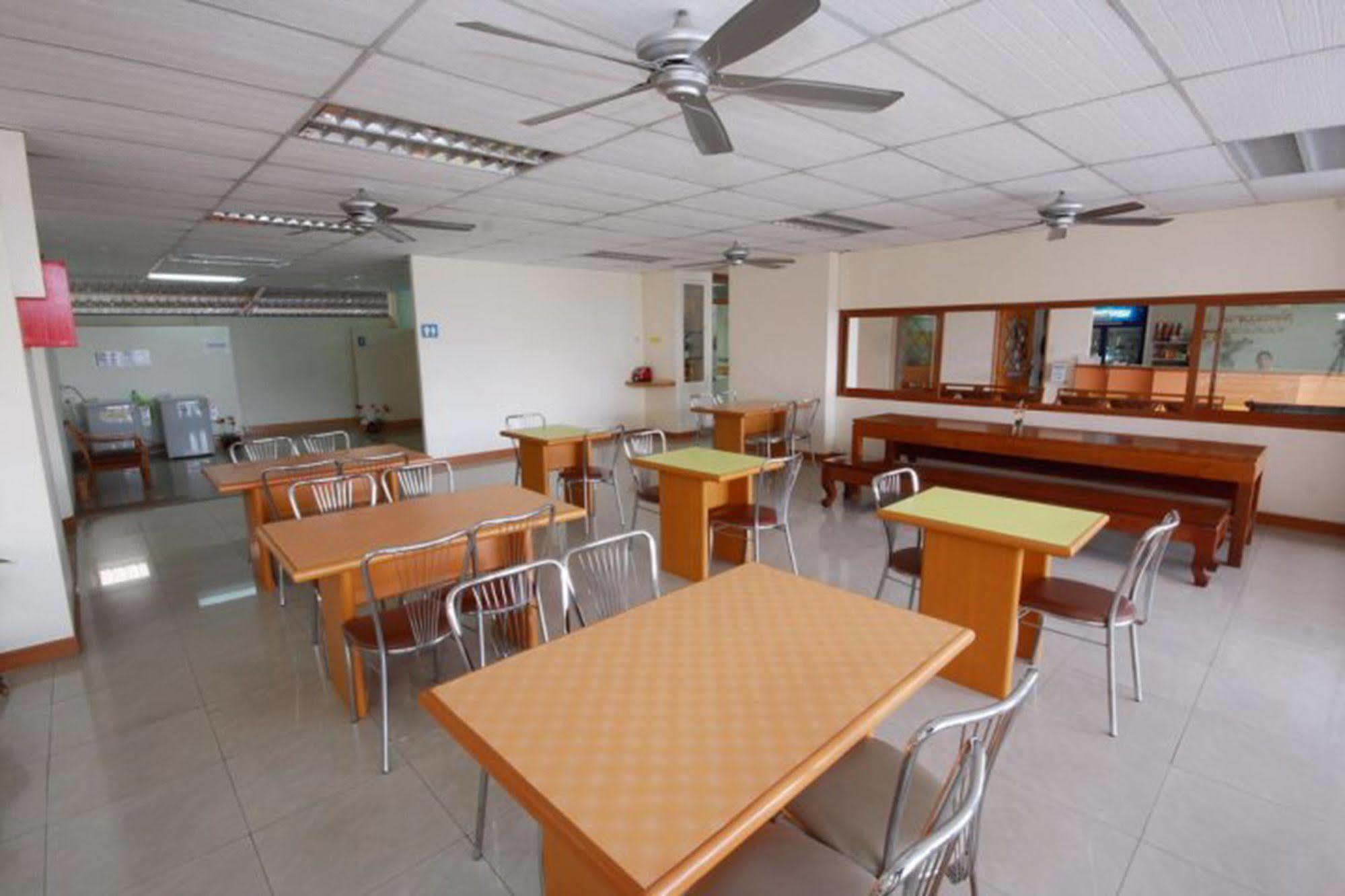 P.A. Place Hotel Nakhon Sawan Exterior foto