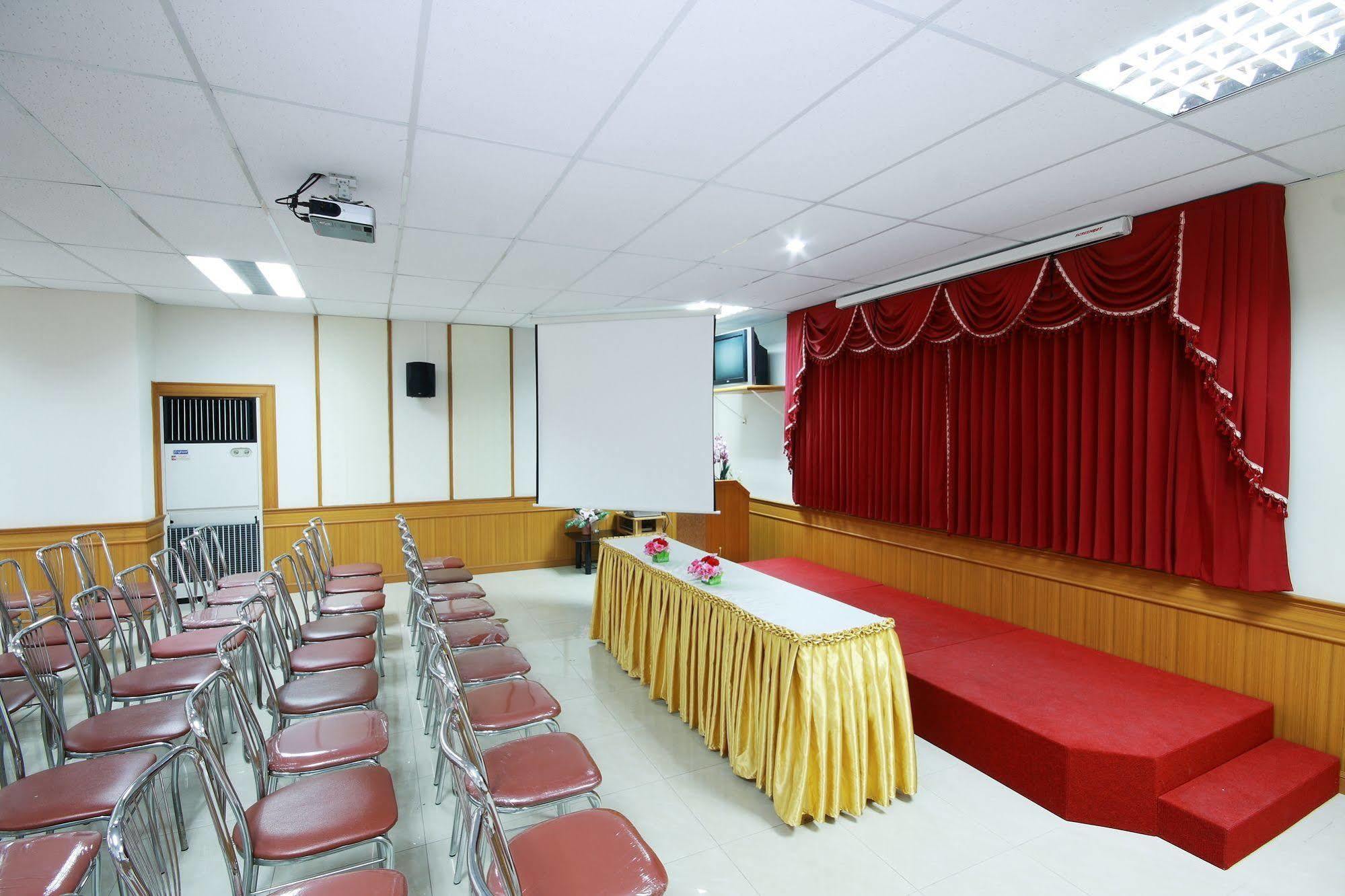 P.A. Place Hotel Nakhon Sawan Exterior foto
